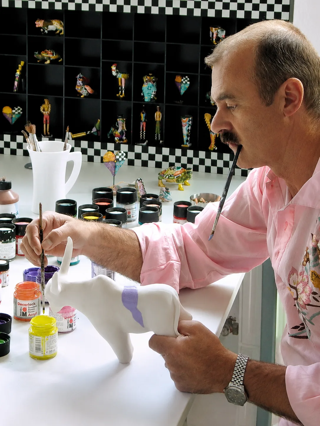 Tom Hoffmann bemalt im Atelier ein Stück von Tom's von Hand